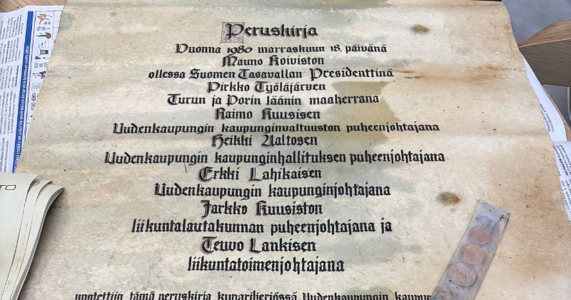Vanhan uimahallin aikakapseli löytyi – sisältä paljastui historiallisia asiakirjoja Vanhan uimahallin purkutyömaalta löydetyn aikakapselin sisällä ollut perustuskirja.