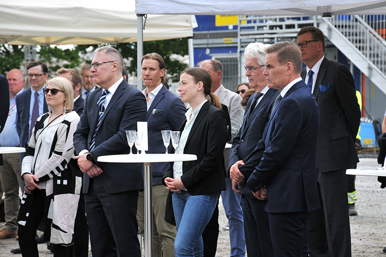 Kaupunginjohtaja Atso Vainio ja opetusministeri Li Andersson seuraavat tapahtuman esityksiä eturivistä.