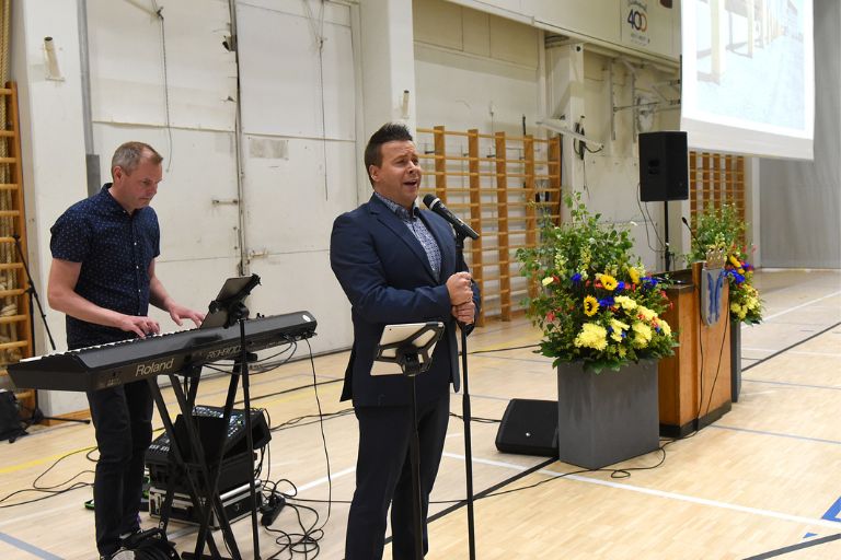 Harjannostajaistilaisuudessa kuultiin hienoja musiikkiesityksiä, kun Uudestakaupungista lähtöisin oleva Lauri Ketonen lauloi kulttuuripalveluiden vastaava Petri Hatakan säestämänä.