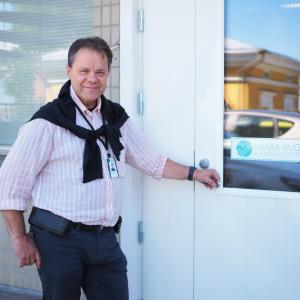 Vakka-opiston rehtori Tomi Kangas katsoo hymyillen kameraan.