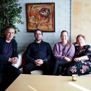 Yhtenäiskoulun rehtori Jukka Silvola, matematiikan ja tietotekniikan opettaja Petri Puukki, vararehtori Erika Lehtonen ja kotitalousopettaja Lotta Koisti istuvat sohvalla.